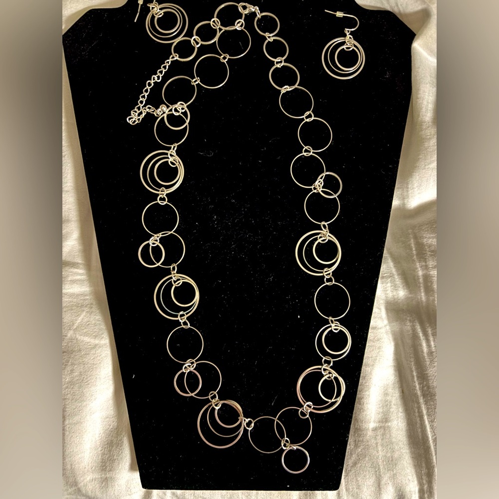NWOT Silver circles necklace and earrings set.